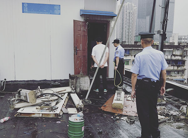 盜竊通訊基站現(xiàn)場(chǎng) 盜竊通訊基站現(xiàn)場(chǎng)